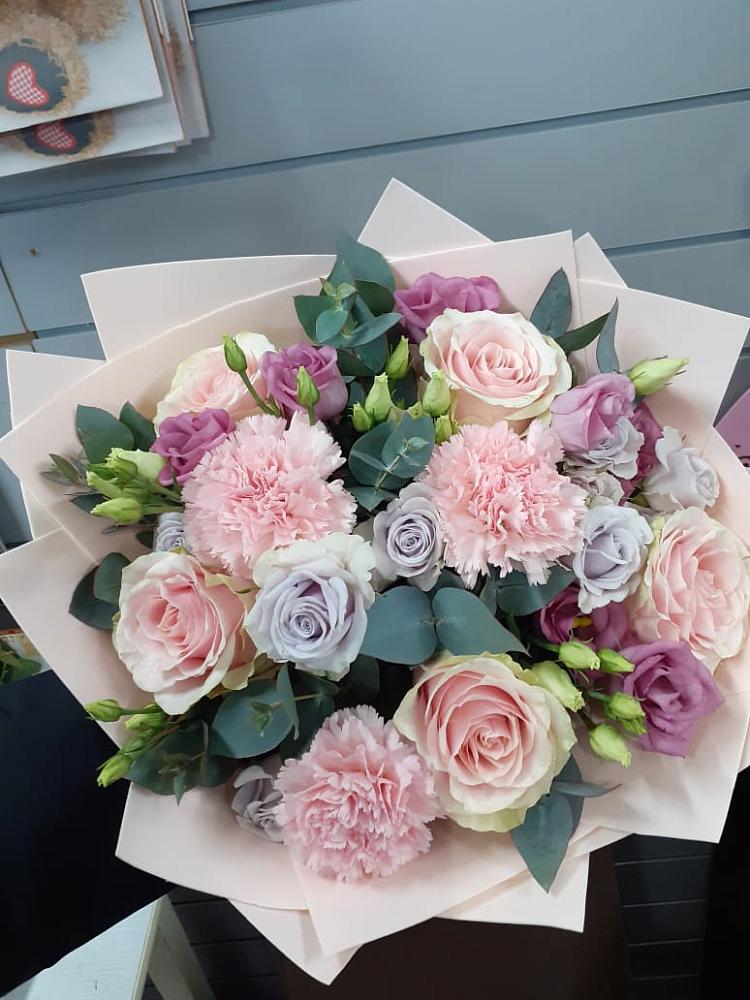 Букет цветов из: Розы, Гвоздики и Лизиантусы в Воргашоре